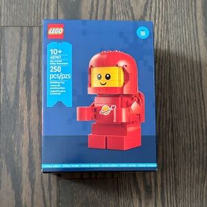 LEGO Red Mini Astronaut Building Set